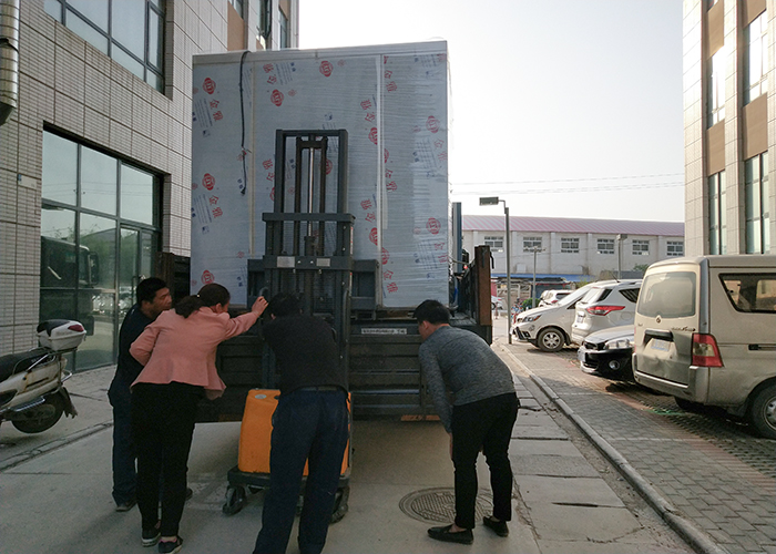 天龍化妝品廠風(fēng)淋室發(fā)貨現(xiàn)場